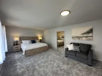 Enormous Home On Golf Course.  Newly renovated - Sleeps 21! - Wifi