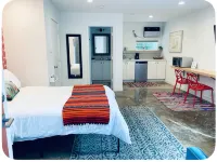 Vintage Chalet Studio 6 Creative Walkable Montrose H-Town Favorite!! - Condos