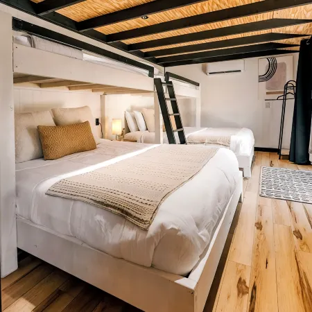 NEW Pocono Lake Modern & Cozy Cabin, Hot Tub, Pools