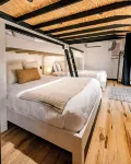 NEW Pocono Lake Modern & Cozy Cabin, Hot Tub, Pools - シャレー