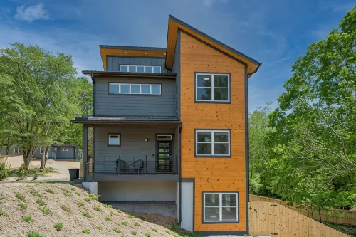 Modern, Family + Pet-Friendly! Mins from Downtown AVL! Firepit, Hot Tub & Games! - Wifi