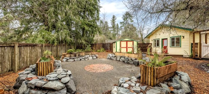 Cozy Cottage Retreat w/ Open Air Bath house, one minute walk to Squaxin Park Hotels in Olympia