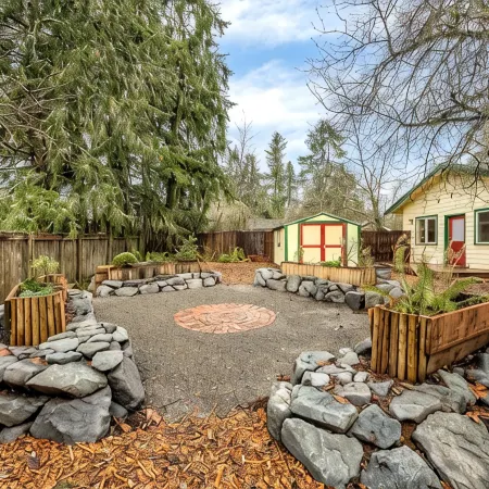 Cozy Cottage Retreat w/ Open Air Bath house, one minute walk to Squaxin Park