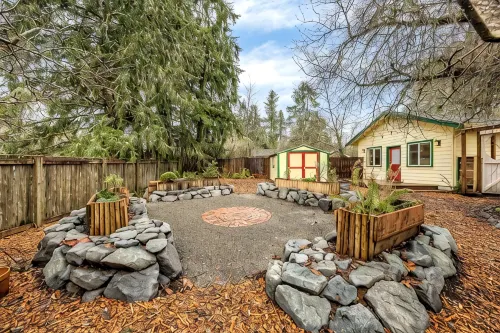 Cozy Cottage Retreat w/ Open Air Bath house, one minute walk to Squaxin Park