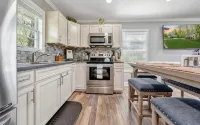 Charming 2-bedroom house with AC, WiFi in tranquil Eagle Rock