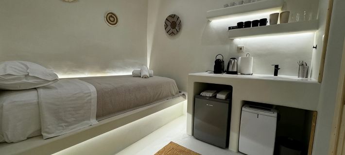 White Sand Jacuzzi Suite Hotels in Ios