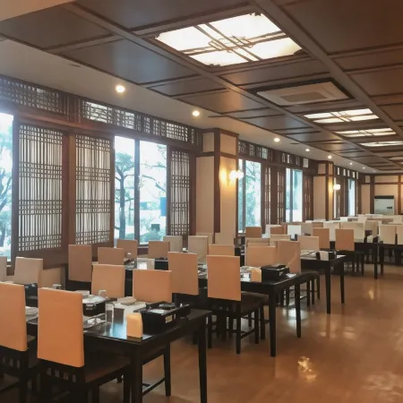 Danyang Tourist Hotel Edelweiss Отели рядом с достопримечательностью «Храм Чонбанса»