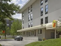 Super 8 by Wyndham Chicago IL - Motels