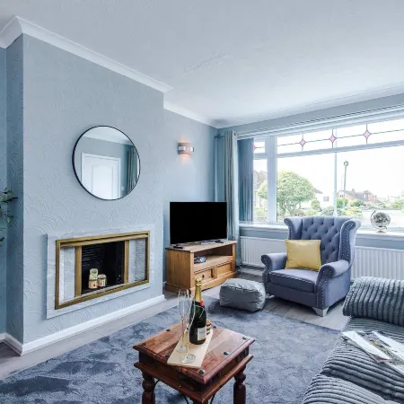 Lovely 2 Bed Home With Free Parking and Garden