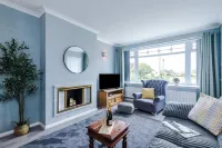 Lovely 2 Bed Home With Free Parking and Garden