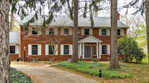 Colonial style 5BR/5BA home tucked in a private, wooded setting w/pool & hot tub - 4つ星