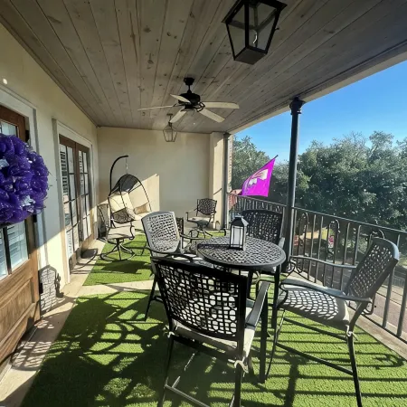 Downtown Front Street 2-bedroom townhome with balcony views