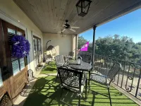 Downtown Front Street 2-bedroom townhome with balcony views - 4つ星