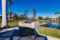 Luxury Spacious Home Pool, Boat Dock Gulf Access! Fits up to 12 people - Homestays