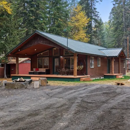 Priest Lake Family Cabin w/ Private Beach Access