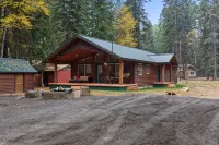 Priest Lake Family Cabin w/ Private Beach Access