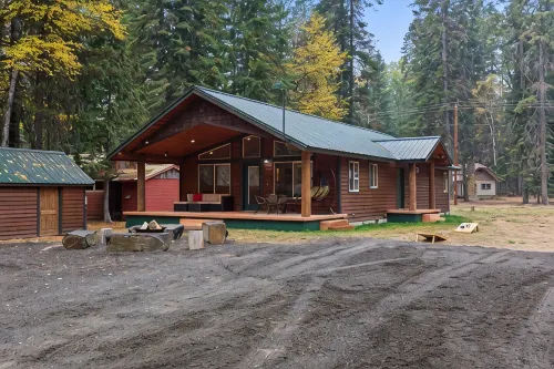 Priest Lake Family Cabin w/ Private Beach Access