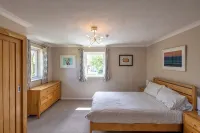Quality Three Bedroomed House in Peaceful Seaside Village - Wi-Fi