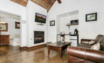 Stonebridge 2: 2 Blocks to Main, Shared Hot Tub