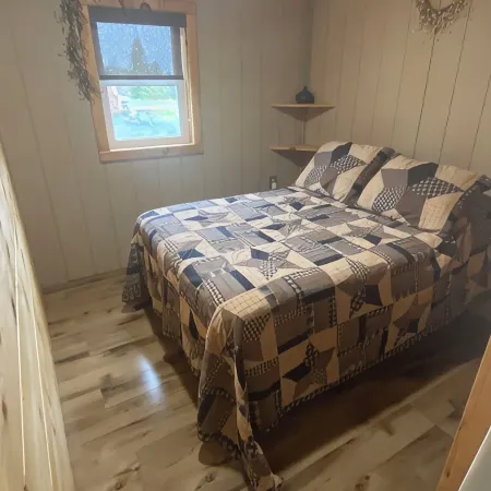 Beautiful Cabin Sleeps 4(up to 6) w/direct access to snowmobile and ATV trails!
