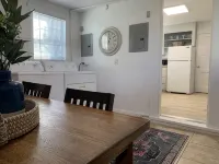 Quaint 2 Bedroom Flat Downtown - Condos