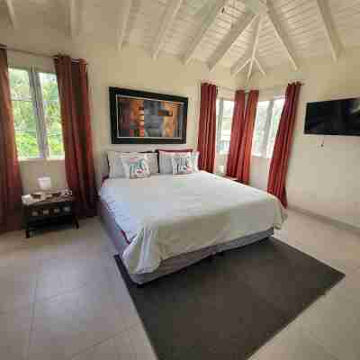 A modern and spacious house, steps to the beach with a private pool!! Rooms
