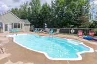 4-Season Lake Winni Townhome + Dock, Pool, Hiking + Slopes + Sleeps 7 - 2-Star