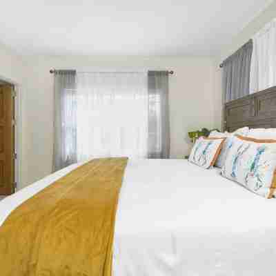 Lovely & spacious apartment in Grace Bay, Providenciales - AC, WiFi, Smart TV Rooms