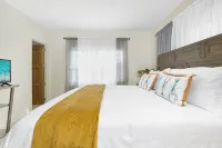 Lovely & spacious apartment in Grace Bay, Providenciales - AC, WiFi, Smart TV