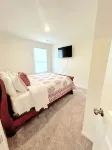 Charming and Cozy 4BR 2BA House with Parking, Minutes from I-95 and Buc-ees