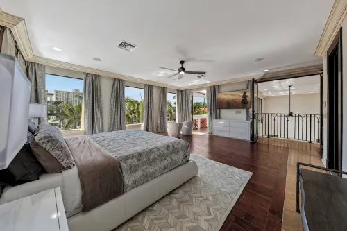 Villa Tropical,  Waterfront location off Las Olas in Seven Isles - 5-Star