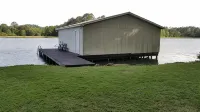 Keepin' It Reel. 4 Br Waterfront Home with 2 Slip Boathouse/EV CHG/Tankless WH! - 3つ星