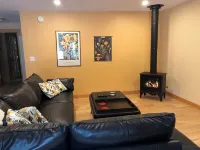 Cozy guest house with beach rights on quiet Highland Lake - 샬레 호텔