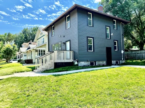 The Square on Prairie- Charming 3-bedroom home located near DTSF! - Bungalows
