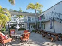 Cottage by the Sea steps to beach with heated pool Ξενοδοχεία στην πόλη Carpinteria