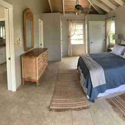 Breezy Hilltop, Hart Bay View, only minutes from town Rooms