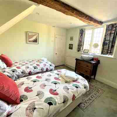 Cloisters Cottage in Bourton-on-the-water With Off Road Park For Two Cars Rooms