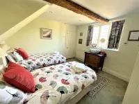 Cloisters Cottage in Bourton-on-the-water With Off Road Park For Two Cars - Homestays