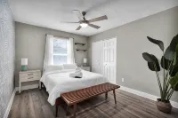 Family Friendly Neighborhood~ Easy Beach Access - Jacuzzi