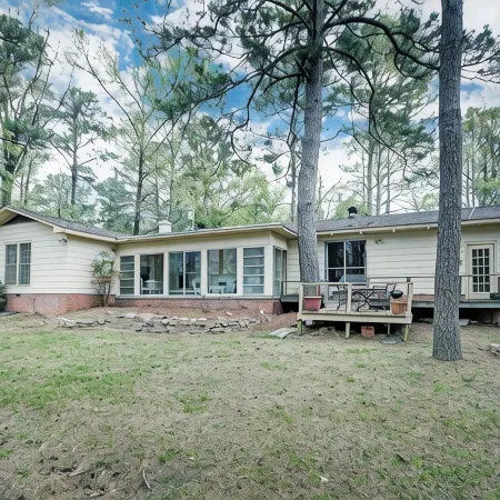 4Br City Retreat w/ Fire Pit, BBQ & Free Parking