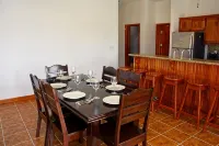Seafront, 3 bedroom private villa, 6 guests, family vacation, activities nearby - โฮมสเตย์