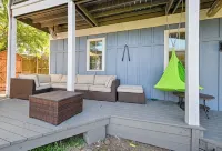 Lakeside Retreat, Hot Tub and Private Fishing Deck - Gym