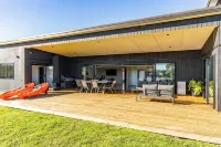 Large Waterfront Mangawhai Holiday Home Enjoy the Beaches - 무료 와이파이