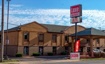 Luxe Inn and Suites - Housity