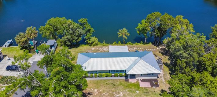 Welcome to the scallop shack! Newly renovated and on the water in Crystal River! Hotels in Crystal River