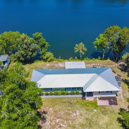 Welcome to the scallop shack! Newly renovated and on the water in Crystal River!