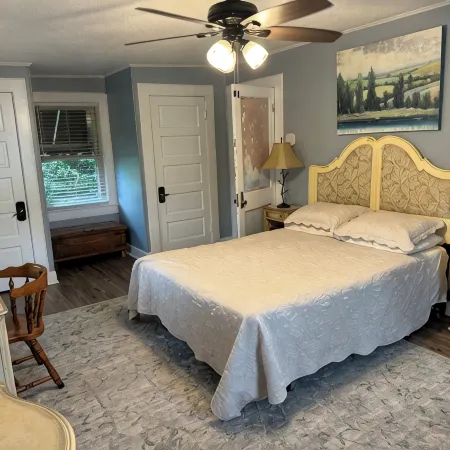 Charming and Historic Holly Cottage Carriage House in Downtown Tyler