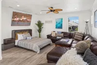 4/4 Home w/ Pool & Hot Tub – Steps from the Beach! - 4 stjerner