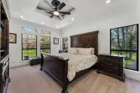 Luxury retreat in prime location close to entertainment, restaurants & shopping - 5-Star