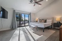 Skyline: 5 bed/6 bath, amazing views, tennis & basketball courts, pool, hot tub
